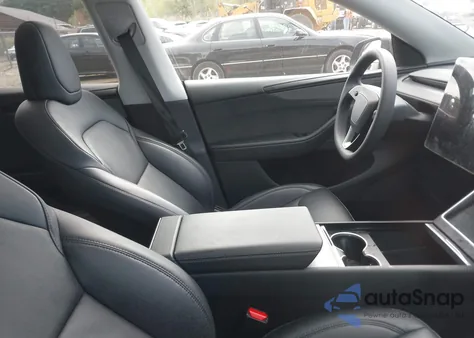 2026 Tesla Model Y z USA, uszkodzony, nr VIN 7SAYGDEE5TA439288